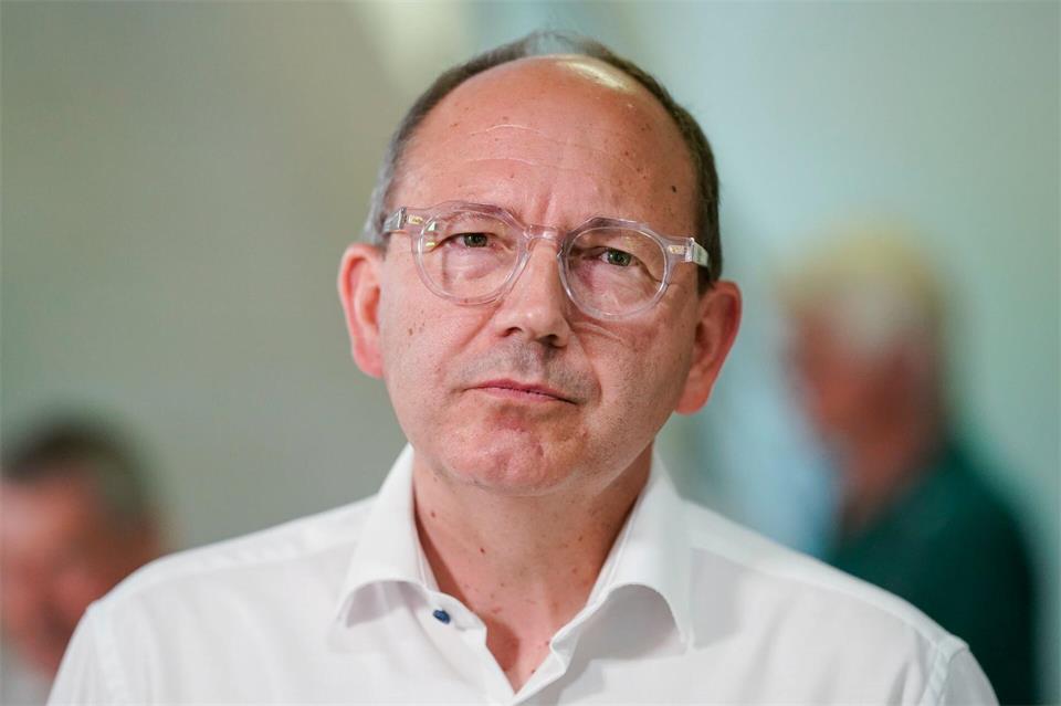 Oberbürgermeister Christian Specht hat sich an die Fraktionen des Gemeinderats gewandt. (Archivbild)Uwe Anspach/dpa