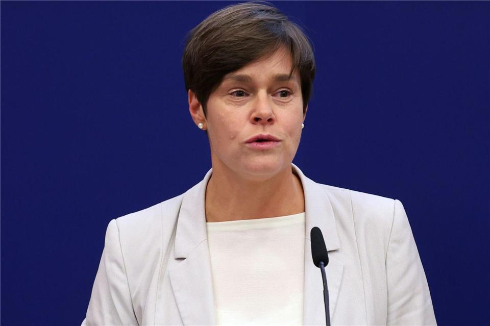 Oberbürgermeister Eva-Maria Kröger (Linke) bat die Bürgerschaft um Zustimmung für überplanmäßige Mittel in Millionenhöhe.  Bernd Wüstneck/dpa