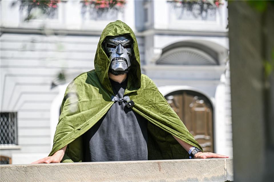 Oberbürgermeister Jan Rothenbacher wirbt als Bösewicht „Doctor Doom“ dafür, dass der nächste Marvel-Film in Memmingen Premiere feiert.Jason Tschepljakow/dpa