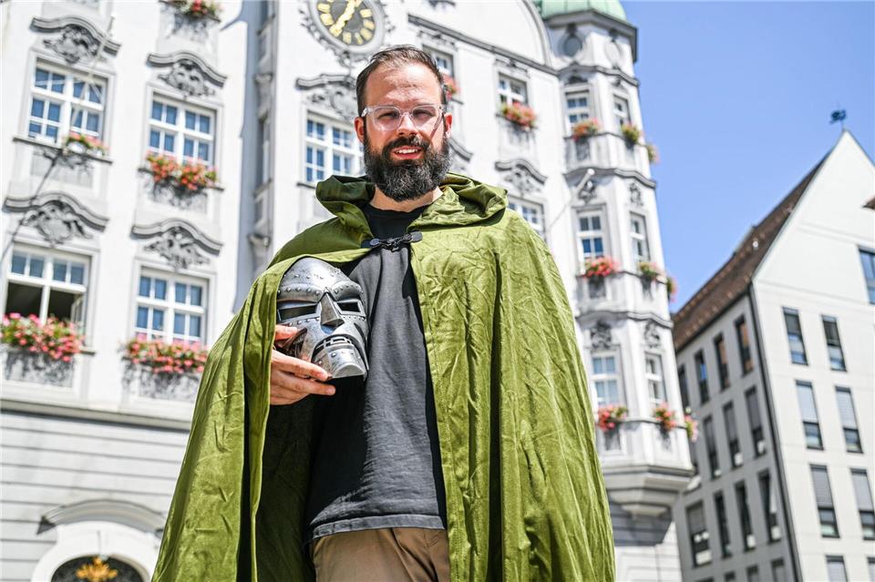 Oberbürgermeister Jan Rothenbacher wirbt als Bösewicht „Doctor Doom“ dafür, dass der nächste Marvel-Film in Memmingen Premiere feiert.Jason Tschepljakow/dpa