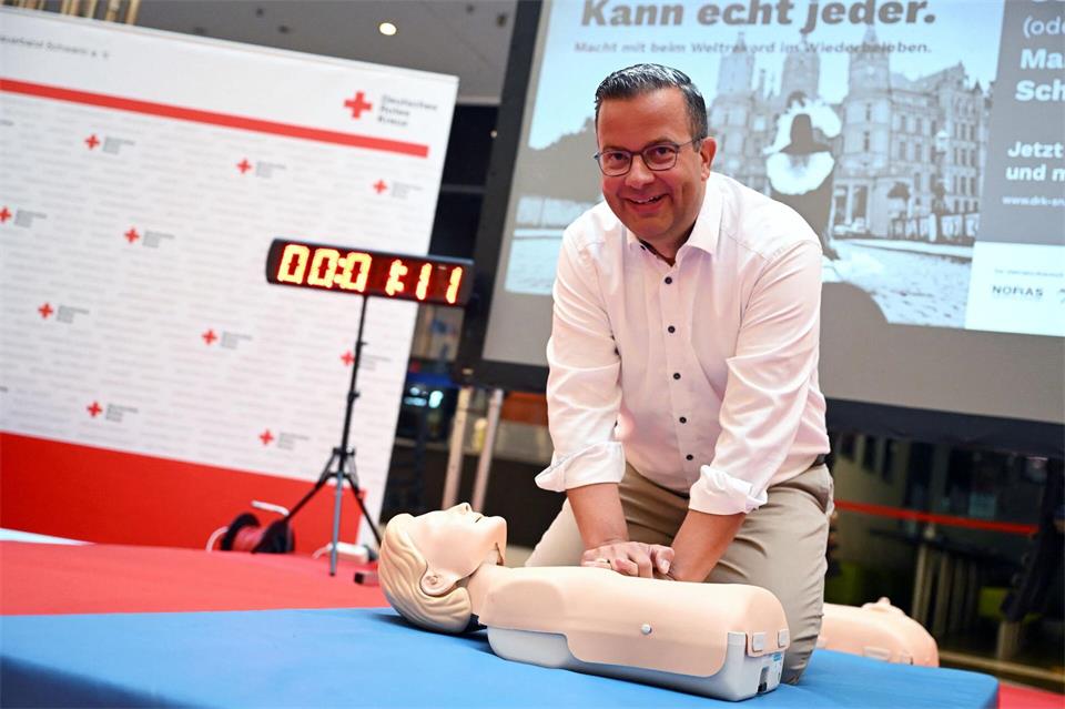 Oberbürgermeister Sebastian Ehlers war in den ersten Minuten des Rekordversuchs an der Aktion beteiligt.Lilli Förter/dpa