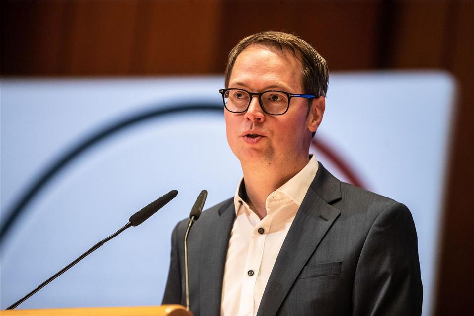 Oberbürgermeister Wolf spricht von einem herben Schlag für die Region. (Archivbild)Christoph Schmidt/dpa