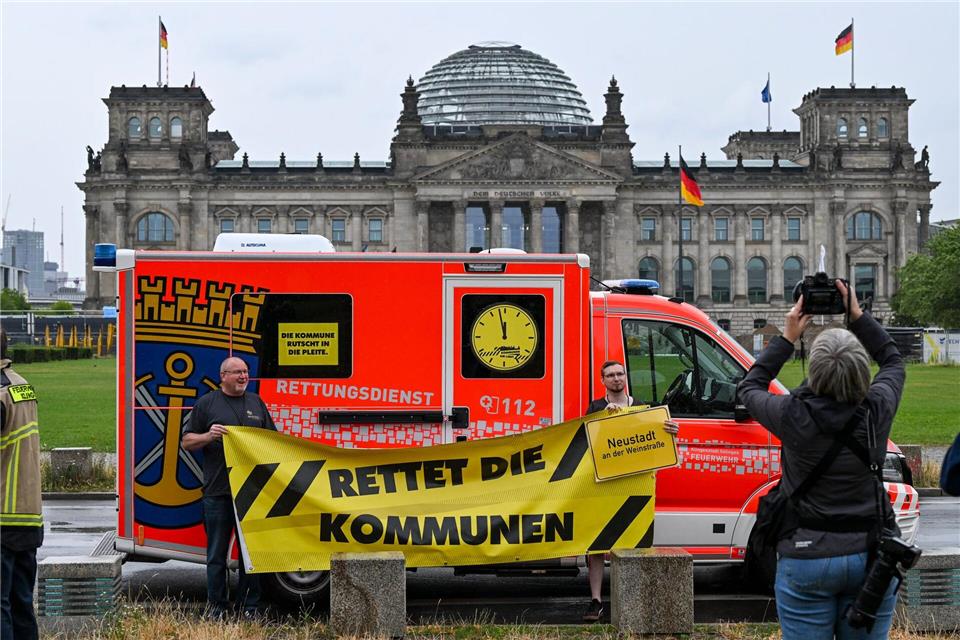 Oberbürgermeister und Kämmerer fuhren in einer Fahrzeugkolonne aus Feuerwehrautos und Rettungswagen nach Berlin. Jens Kalaene/dpa