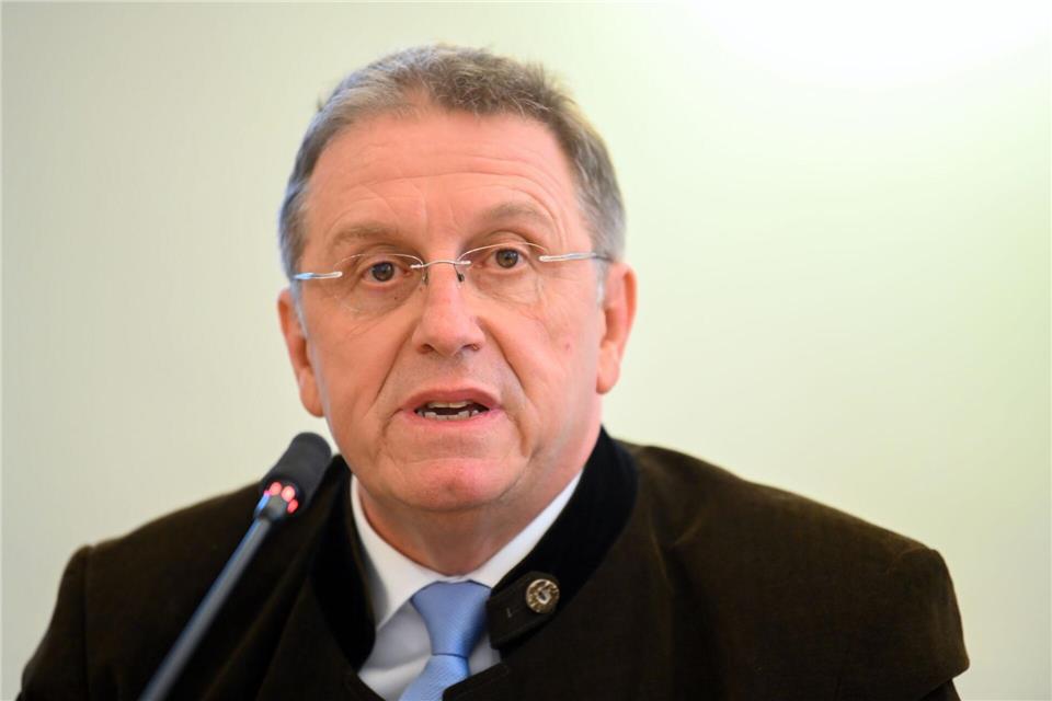 Oberfrankens Bezirkstagspräsident Henry Schramm (CSU) hat eine neue Richtlinie zur Vergabe von Ehrenmedaillen angekündigt. (Symbolbild)Nicolas Armer/dpa