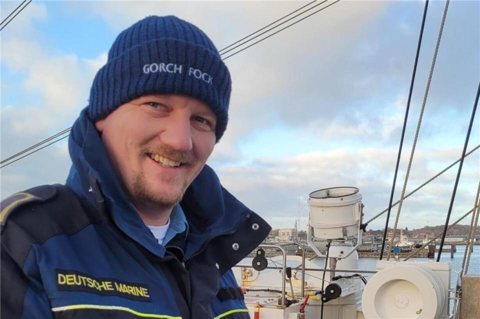 Obermaat Björn K. an Deck der Gorch Fock. Der Bocholter gehört zur Crew des Segelschulschiffs.