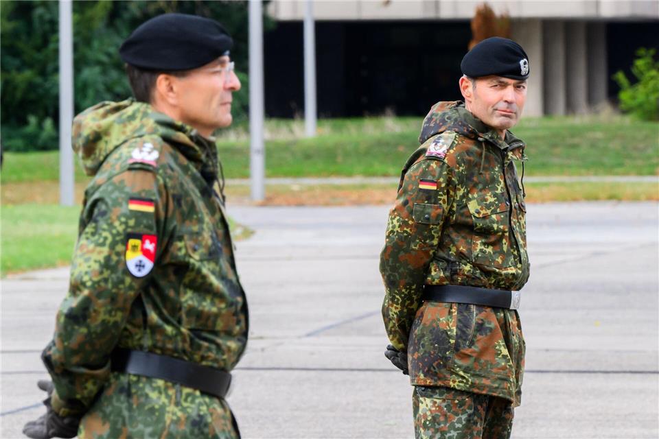 Oberst Frank Wachter (r) ist neuer Kommandeur des Landeskommandos der Bundeswehr in Niedersachsen. Julian Stratenschulte/dpa