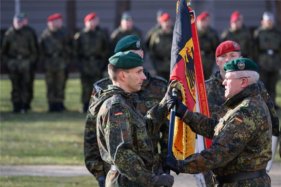 Oberst Marco Tkotz hat das Kommando über das Bundeswehr-Landeskommando Sachsen übernommen. Robert Michael/dpa