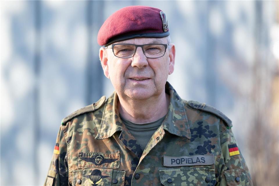 Oberst Michael Popielas nimmt nach 45 Jahren Dienst in der Bundeswehr Abschied und übergibt den Staffelstab beim Landeskommando Sachsen.Sebastian Kahnert/dpa