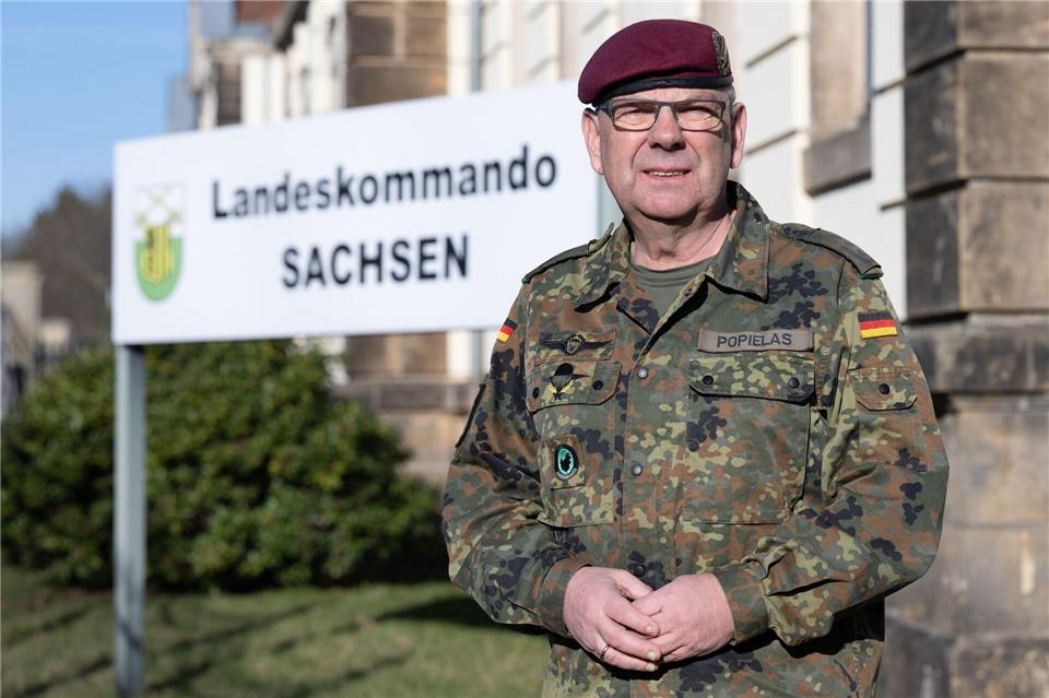 Oberst Michael Popielas übergibt am Donnerstag nach 45 Jahren Dienst in der Bundeswehr das Landeskommando Sachsen an Oberst Marco Tkotz. Sebastian Kahnert/dpa
