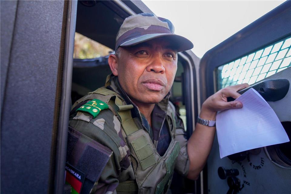 Militär übernimmt Macht in Madagaskar Oberst Michael Randrianirina verlas die Erklärung zur Machtübernahme. Brian Inganga/AP/dpa