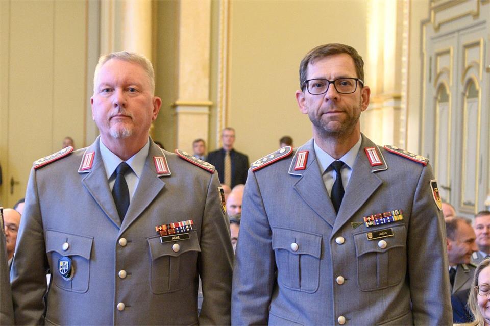 Oberst Thorsten Alme (l), bisheriger Kommandeur des Landeskommandos Sachsen-Anhalt, und der neue Kommandeur, Oberst Sven Jahn, in der Staatskanzlei in Magdeburg.Klaus-Dietmar Gabbert/dpa