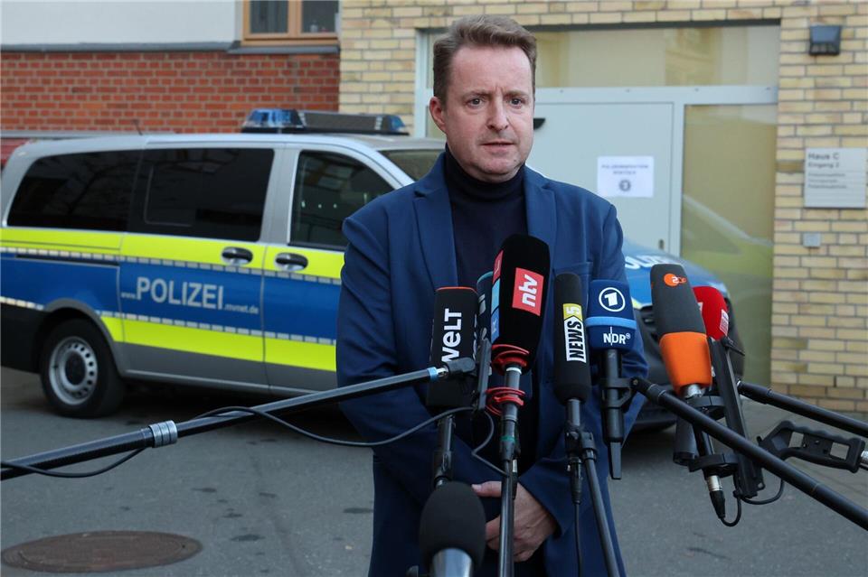 Oberstaatsanwalt Harald Nowack gibt in Rostrock bekannt, worauf viele wochenlang gewartet haben: Im Fakk des achtjährigen Fabian ist ein Haftbefehl ergangen.Bernd Wüstneck/dpa