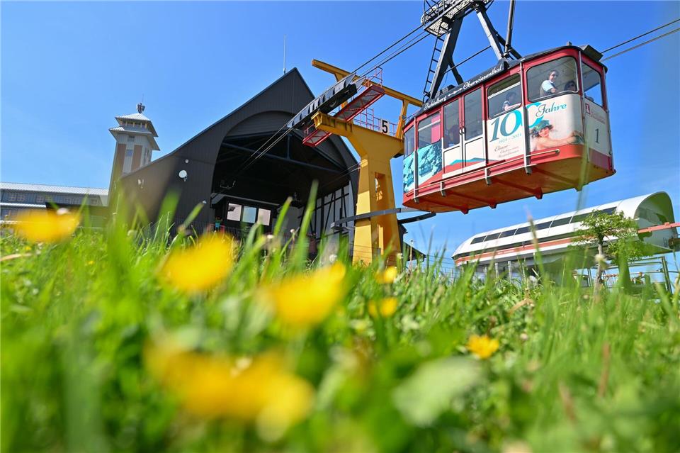 Oberwiesenthal mit seiner historischen Schwebebahn hinauf zum Fichtelberg ist im September Gastgeber des Deutschen Wandertages. (Archivbild)Hendrik Schmidt/dpa