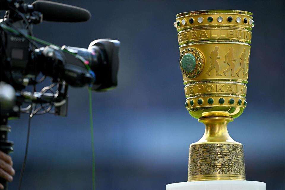 Objekt der Begierde: Im DFB-Pokal stehen die Paarungen für die zweite Runde fest.Tom Weller/dpa