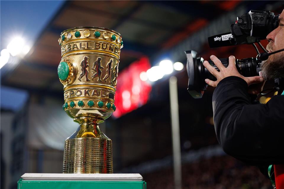 Objekt der Begierde: der DFB-Pokal. (Archivbild)Friso Gentsch/dpa