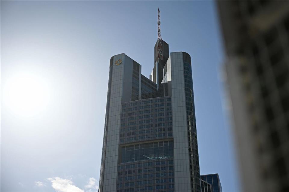 Objekt der Begierde: die Commerzbank in Frankfurt. (Archivbild)Michael Brandt/dpa