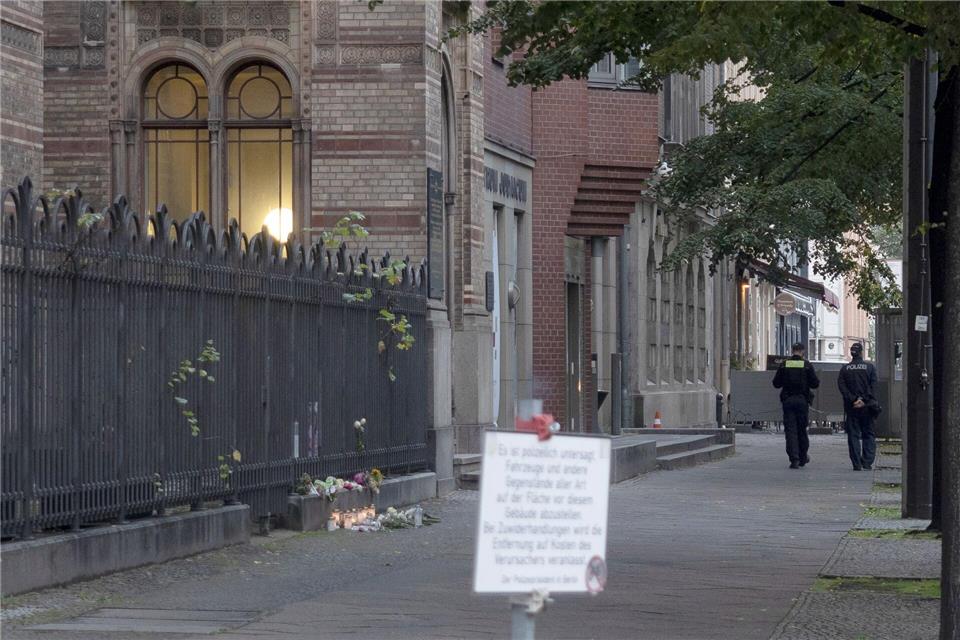Objektschützer der Polizei gehen an der Synagoge in der Oranienburger Straße vorbei. (Archivbild)Paul Zinken/dpa