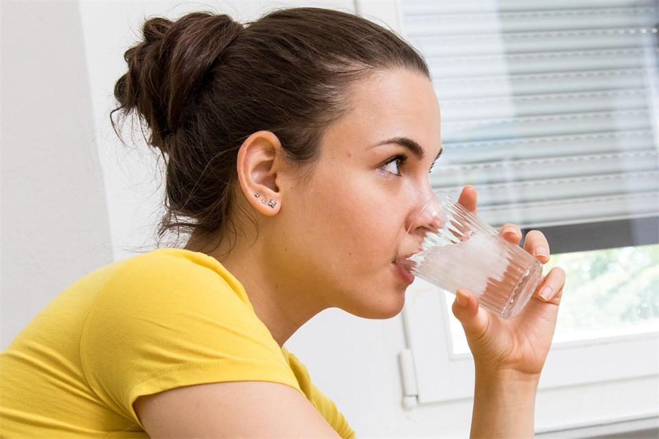 Ob’s hilft? Ein Glas kaltes Wasser trinken ist ein Tipp, damit der Schluckauf aufhört.Christin Klose/dpa-tmn