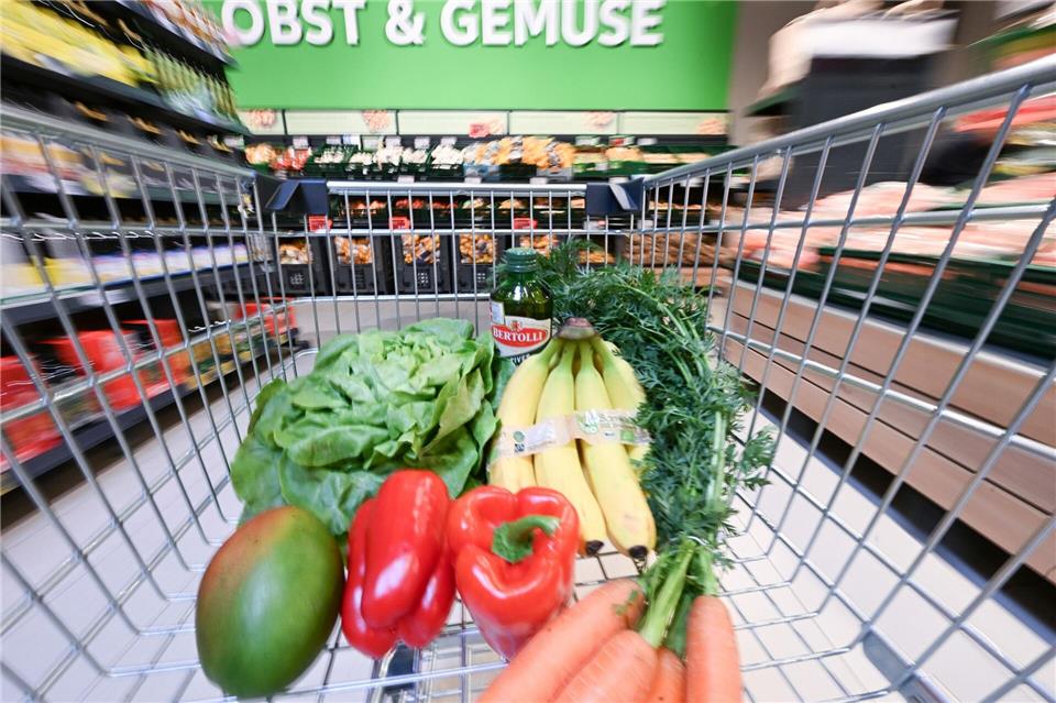 Obst teurer - Gemüse günstiger: Für Nahrungsmittel mussten die Menschen hierzulande nach Berechnungen des Statistischen Bundesamtes im August 2,5 Prozent mehr zahlen als ein Jahr zuvor. (Archivbild)Bernd Weißbrod/dpa