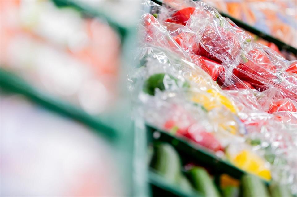 Obst und Gemüse steckt in Supermärkten oft in Plastikverpackungen. (Archivbild)Rolf Vennenbernd/dpa