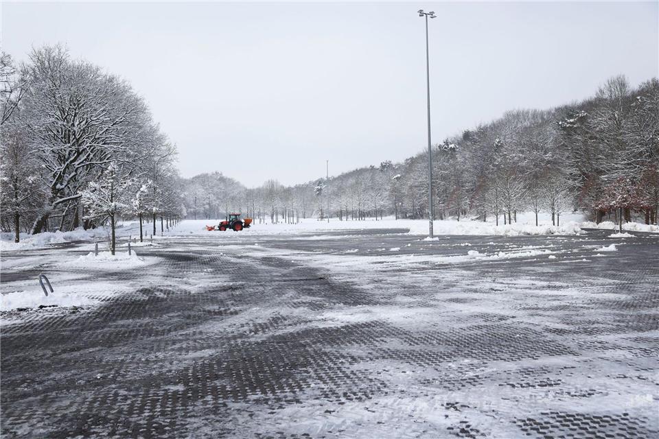 Obwohl Schnee und Glätte im Norden weiterhin herrschen, bleibt die Nacht nach ersten Erkenntnissen störungsfrei.Christian Charisius/dpa