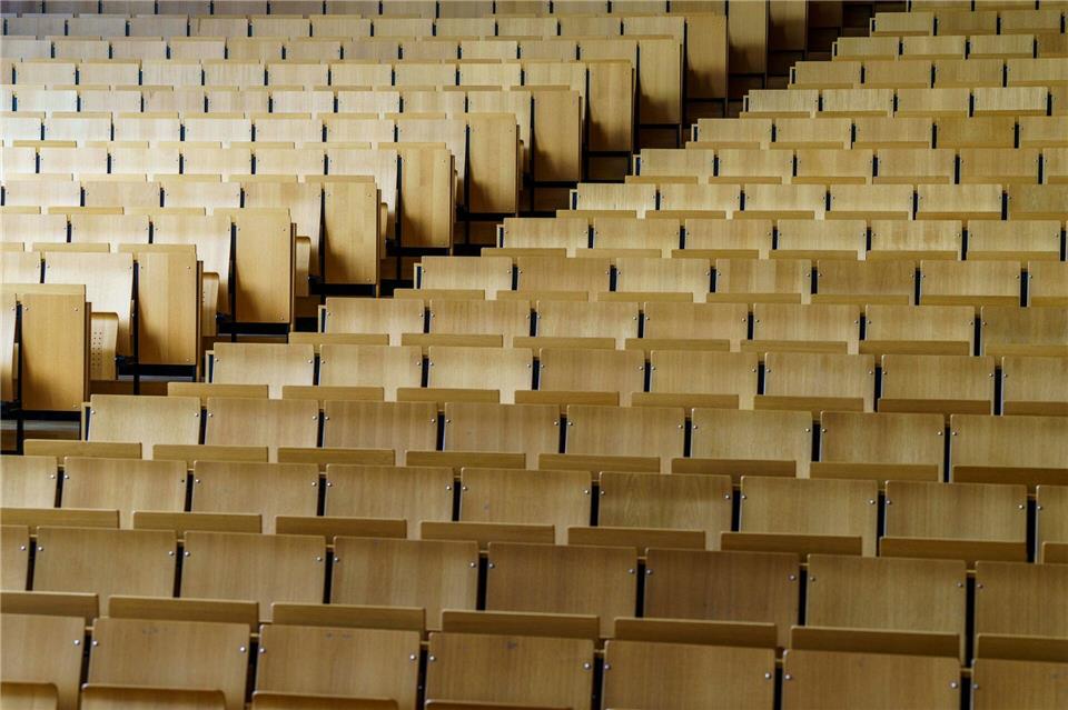 Obwohl die Anzahl weiblicher Professuren stark gestiegen ist, gibt es weiterhin deutlich mehr Männer in der Stellung. (Symbolbild)Andreas Arnold/dpa
