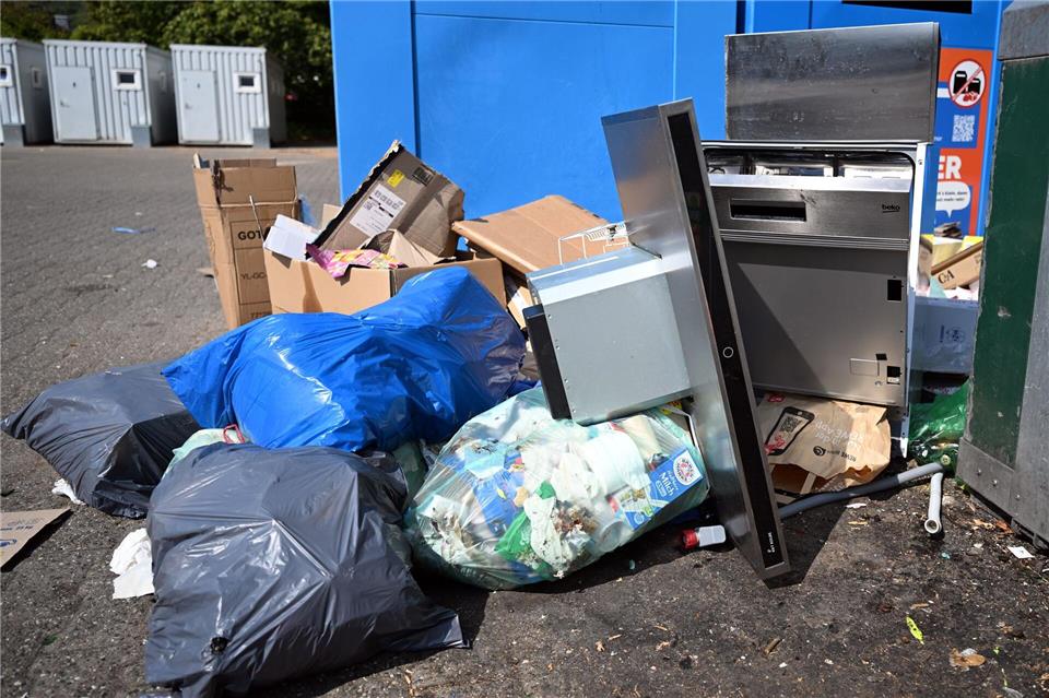 Obwohl die Entsorgung in vielen Fällen kostenlos wäre, wird der Müll illegal abgeladen.Federico Gambarini/dpa