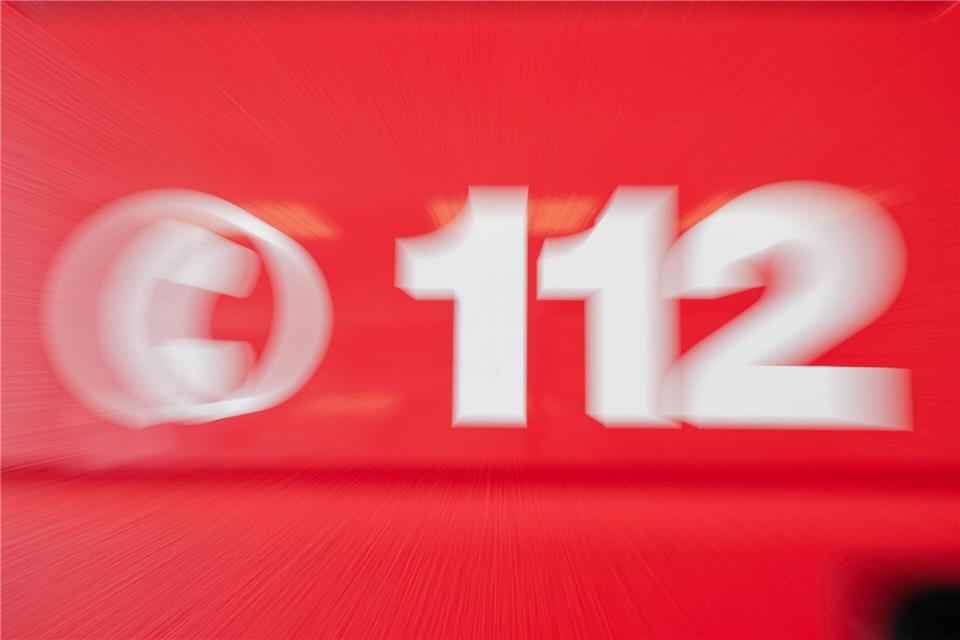 Obwohl die Feuerwehr die Frau bergen konnte, starb sie noch am Unfallort. (Symbolbild)Uwe Anspach/dpa