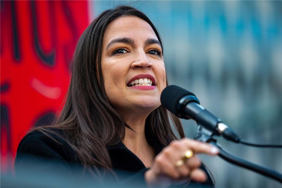 Ocasio-Cortez ist eine Wortführerin des linken Flügels der Demokraten. Angelina Katsanis/AP/dpa