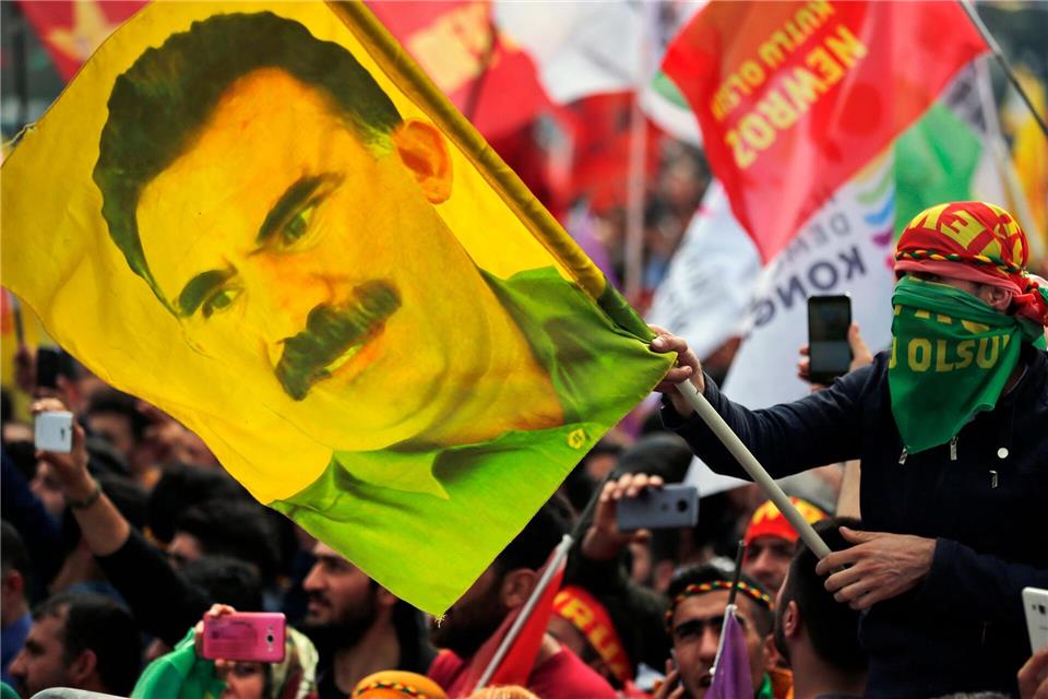 PKK kündigt Rückzug ihrer Kämpfer aus der Türkei an Öcalan hatt die PKK im Februar zur Auflösung aufgerufen. (Archivbild)Lefteris Pitarakis/AP/dpa