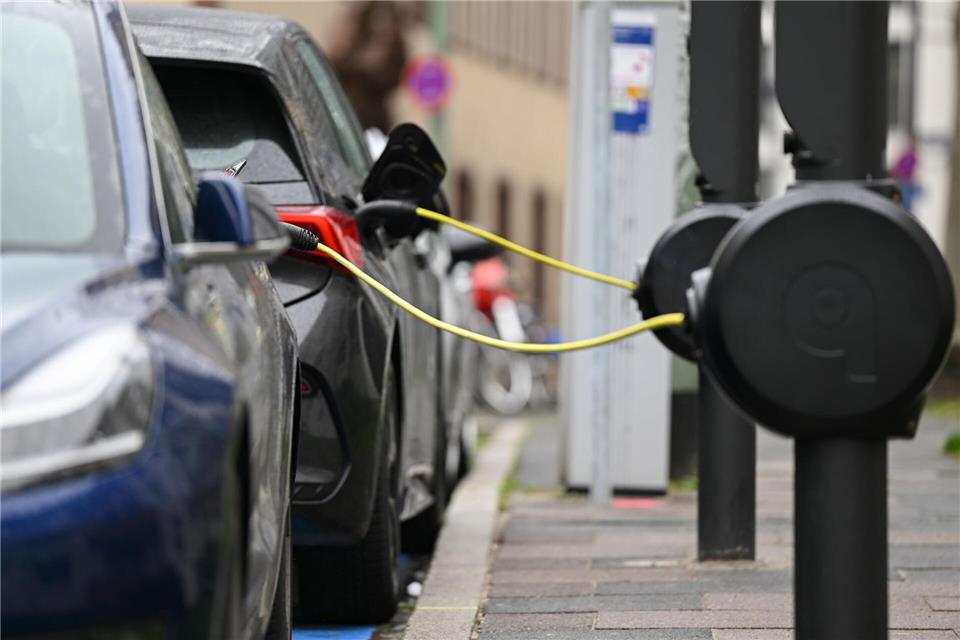 Öffentliche Ladesäulen in Städten könnten E-Mobilität pushen. (Archivbild)Arne Dedert/dpa