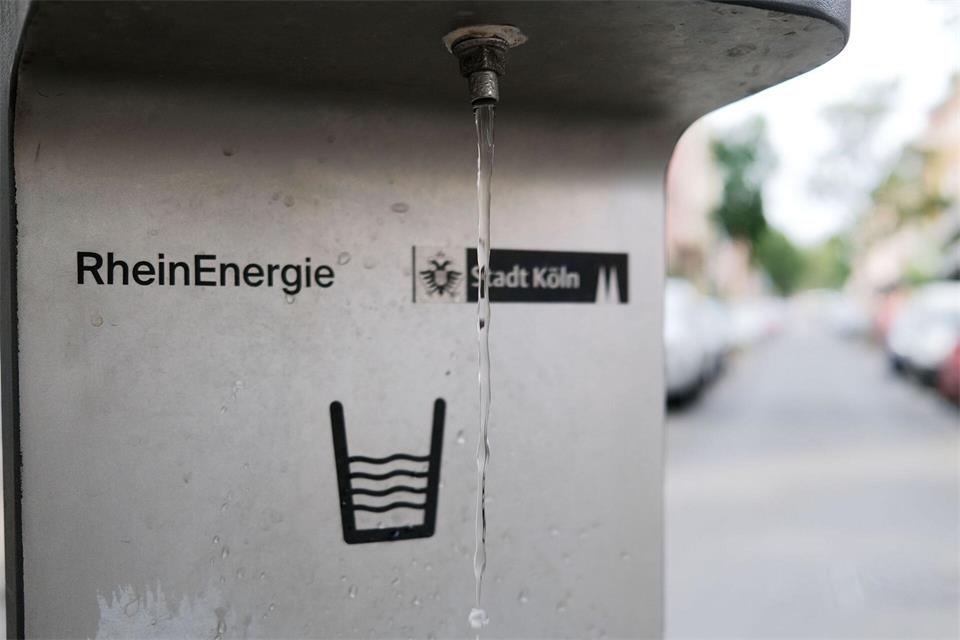 Öffentliche Trinkwasserbrunnen wie hier in Köln können an heißen Tagen hilfreich sein. (Symbolbild)Oliver Berg/dpa