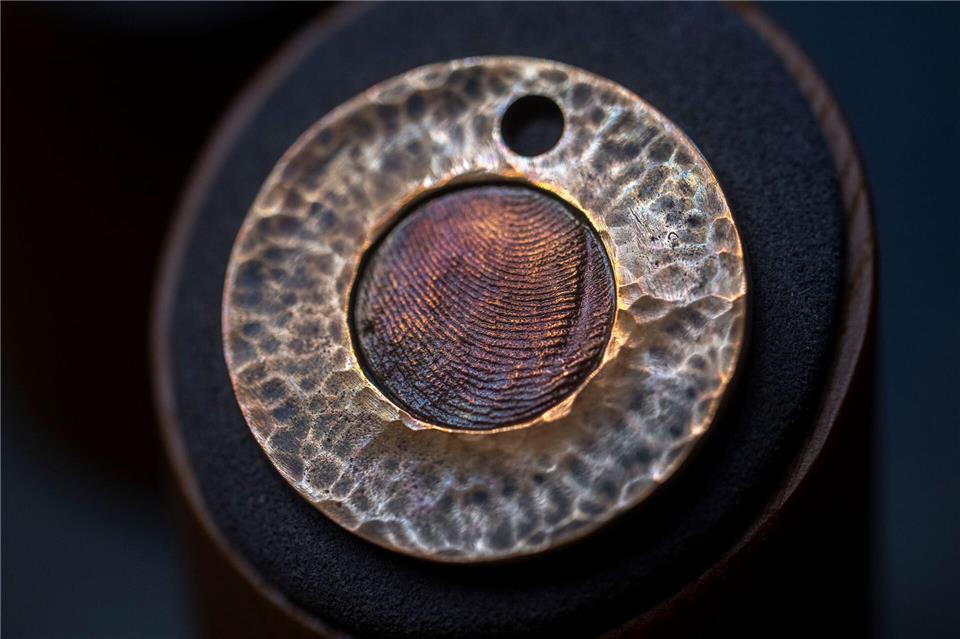 Über den Tod hinaus: Wenn aus Asche ein Gedenkdiamant wird Öfter nachgefragt werden Schmuckstücke mit dem Fingerabdruck des Verstorbenen. (Archivbild)Harald Tittel/dpa