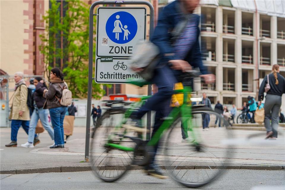 Ökologischer und preiswerter: Fahrrad statt Auto. (Symbolbild)Andreas Arnold/dpa