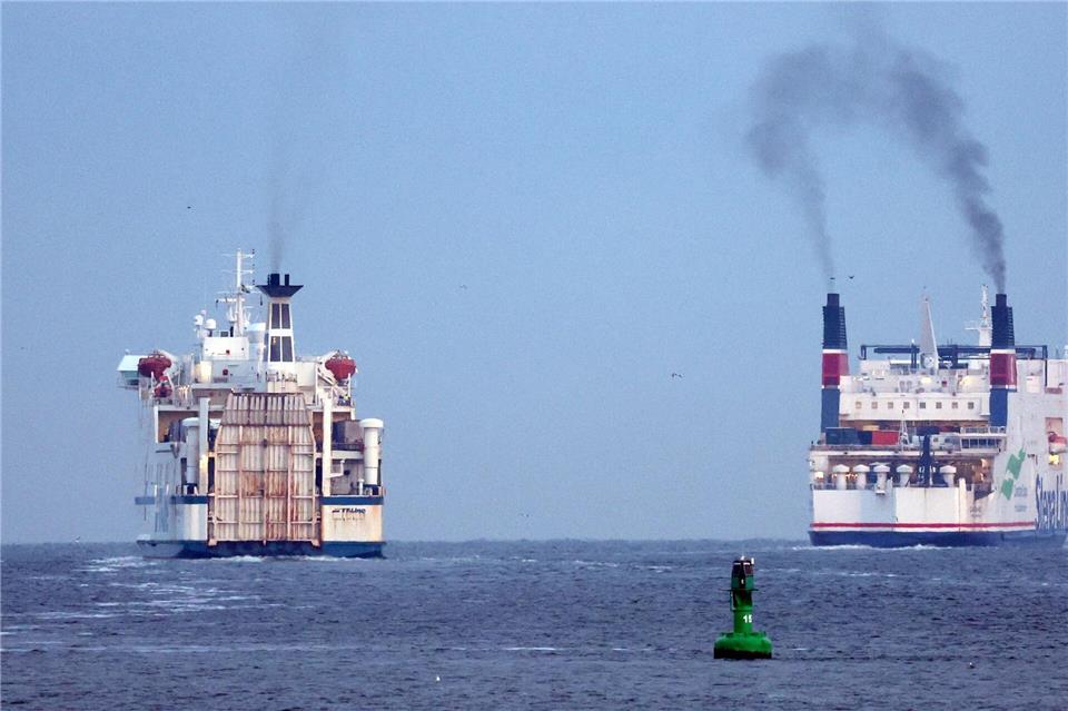 Öl im Maschinenraum hat im Rostocker Hafen für einen großen Feuerwehreinsatz gesorgt. (Symbolbild)Bernd Wüstneck/dpa