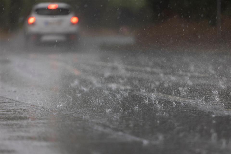 Örtlich kann am Freitag reichlich Regen runterkommen. (Archivfoto)Tim Würz/dpa