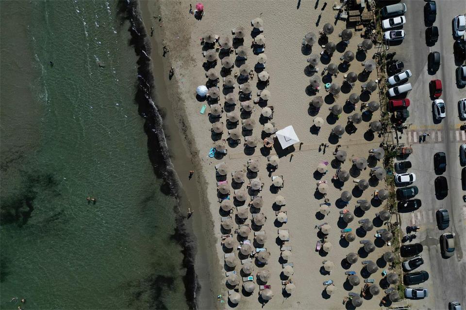 Örtlich können die Werte um 4.00 Uhr morgens bei über 30 Grad liegen.Thanassis Stavrakis/AP/dpa