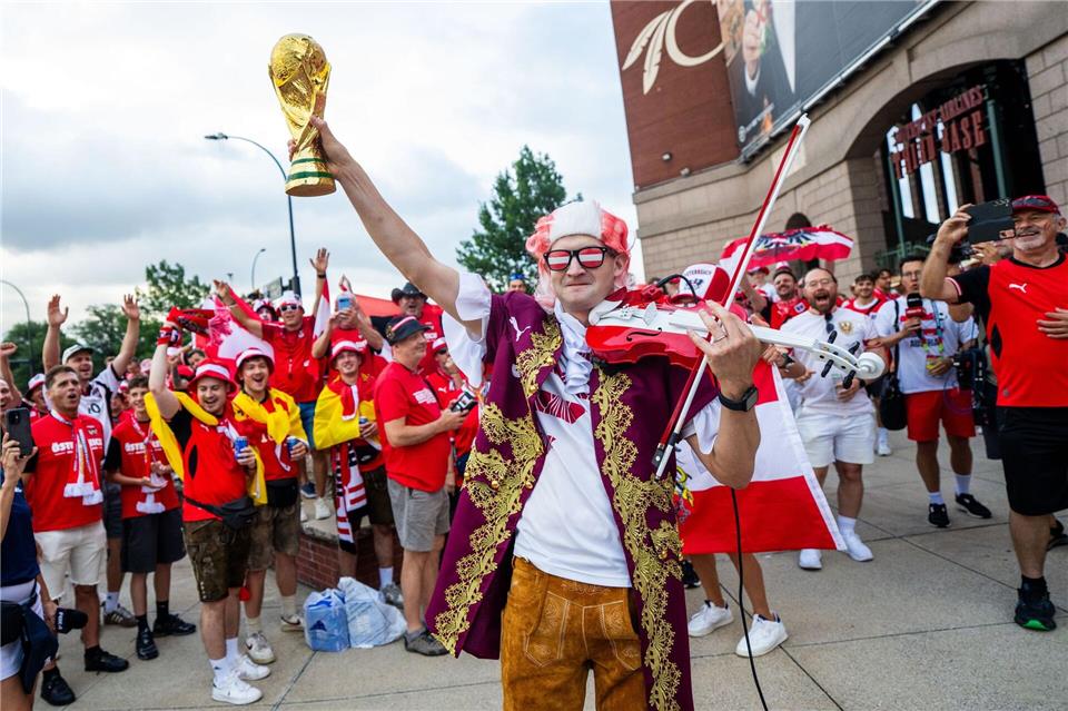 Österreich-Fans feiern vor Beginn des WM-Spiels gegen Argentinien. Georg Hochmuth/APA/dpa