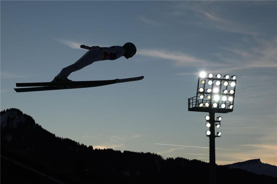 Skispringerinnen verzichten nach Stürzen auf Olympia-Test Österreichs Skispringerinnen verzichten nach dem Sturz ihrer Landsfrau Eva Pinkelnig auf den Großschanzenwettbewerb. (Archivbild) Karl-Josef Hildenbrand/dpa