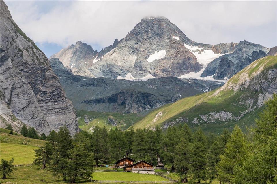 Österreichs höchsten Berg im Blick: Wanderer marschieren Richtung Großglockner.Peter Maier/Tirol Werbung/dpa-tmn