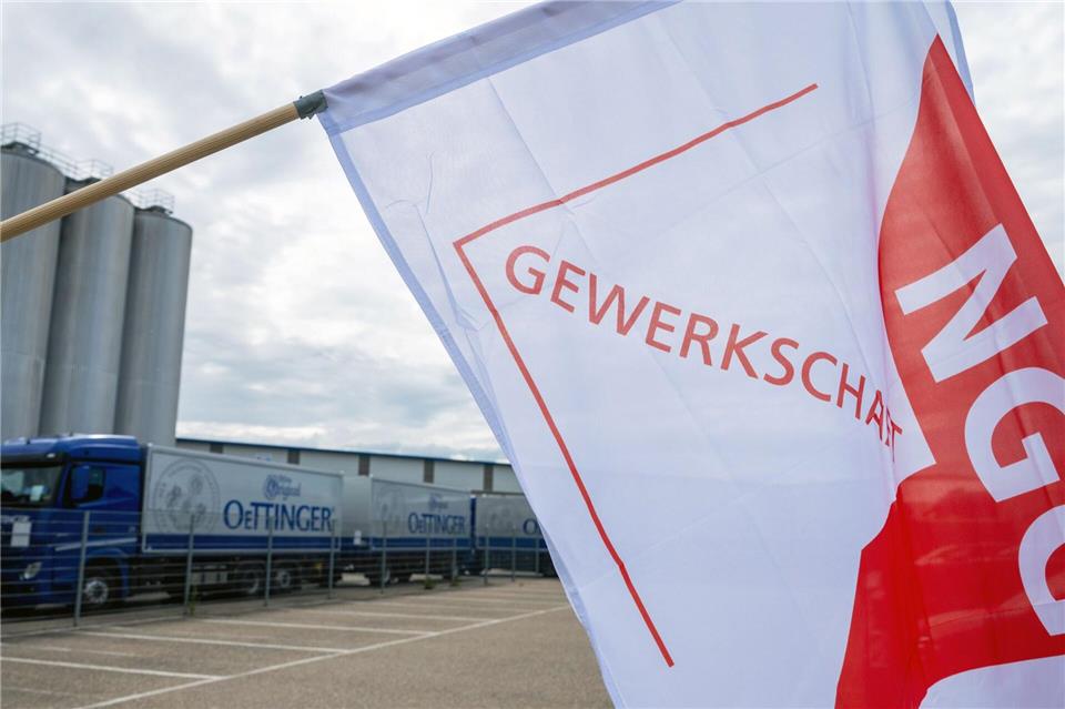 Oettinger - eine der größten Brauereien Deutschlands - und die NGG ringen um einen Tarifabschluss. (Archivbild)Peter Kneffel/dpa