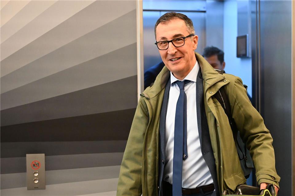 Özdemir (Grüne) beim Verlassen der Koalitionsverhandlungen: Am 13. Mai soll er zum Ministerpräsidenten gewählt werden.Katharina Kausche/dpa