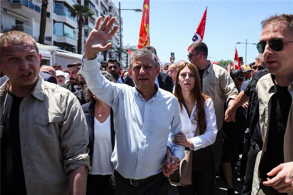 Özel lässt sich in Izmir feiern.Erdem Sahin/AP/dpa