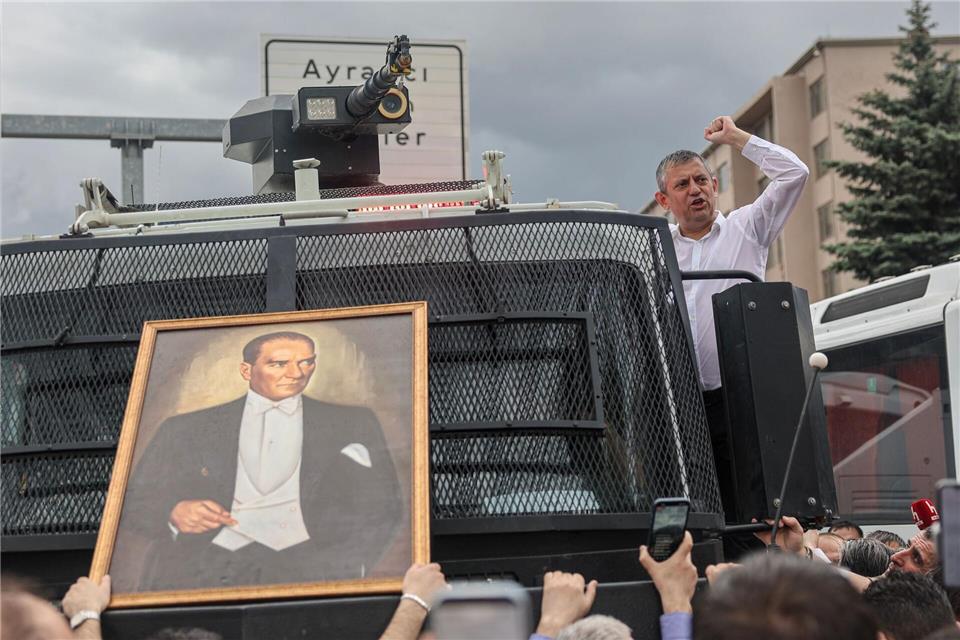 Özel protestiert gegen seine Absetzung als CHP-Chef. (Archivbild)Ugur Yildirim/Dia Photo/AP/dpa
