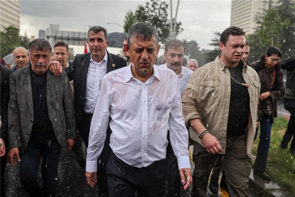 Özgür Özel trotzt dem Regen und seiner Absetzung als ParteichefUgur Yildirim/Dia Photo/AP/dpa