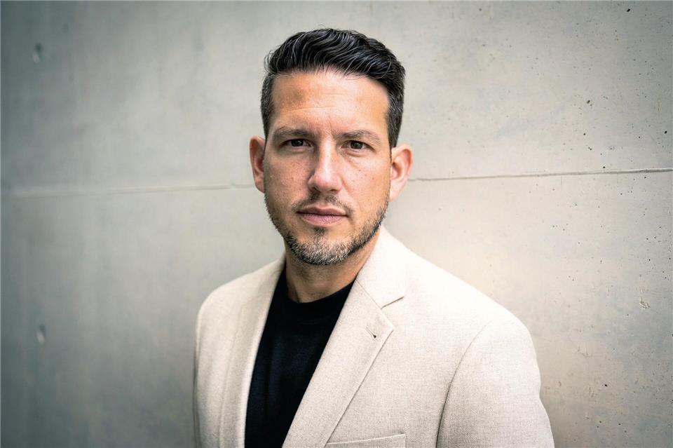 Özgür Özvatan will weiter für ein Verbot der Nummer 88 kämpfen.Nassim Rad/Aufbau Verlage/dpa