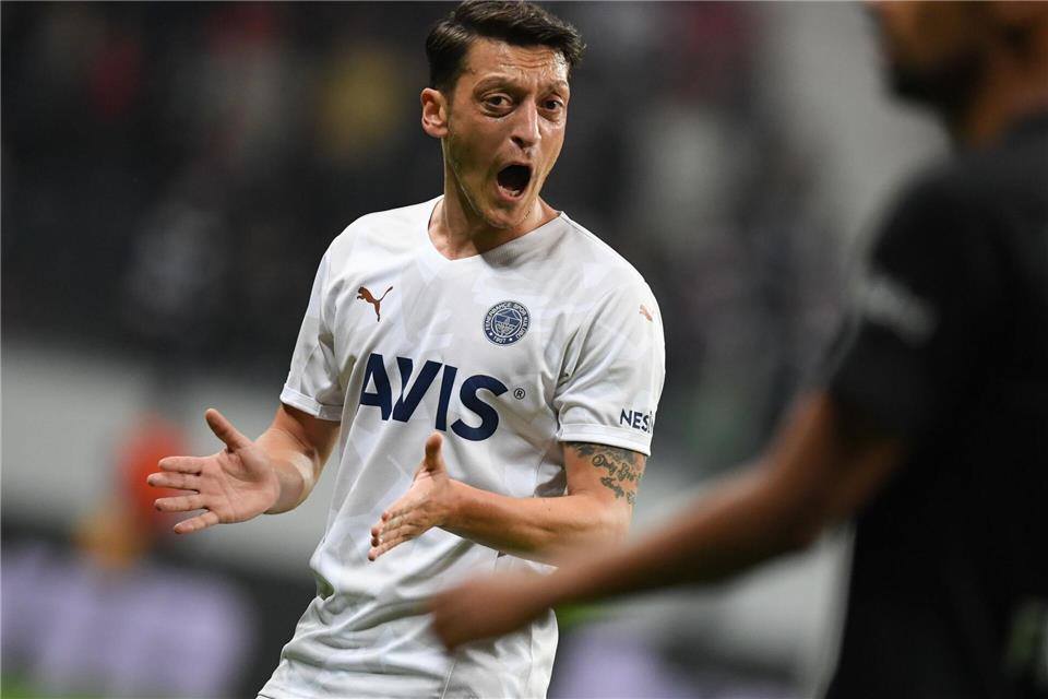 Özil spielte unter anderem bei Schalke 04, Werder Bremen, Real Madrid sowie dem Londoner Club FS Arsenal und zuletzt bei türkischen Clubs. (Archivbild)Arne Dedert/dpa