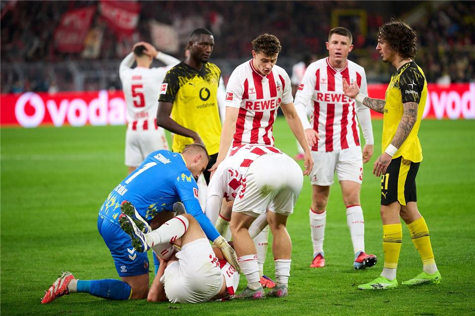 Kölner Schmerz nach „doppelter Niederlage“ beim BVB  Offenbar schwer verletzt: Timo Hübers umringt von seinen Kölner MitspielernBernd Thissen/dpa