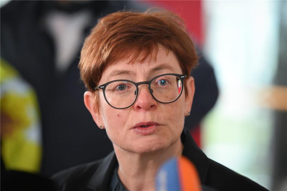 „Offenbar verstehen die Arbeitgeber immer noch nicht, dass es auf Dauer keine funktionierende ÖPNV-Daseinsvorsorge mehr geben kann, wenn wir jetzt nicht entscheidend die Arbeitsbedingungen verbessern“, sagt die stellvertretende Verdi-Vorsitzende Christine Behle zum erneuten Warnstreikaufruf. (Archivbild)Soeren Stache/dpa