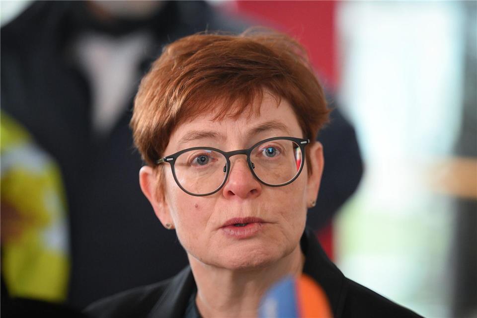 „Offenbar verstehen die Arbeitgeber immer noch nicht, dass es auf Dauer keine funktionierende ÖPNV-Daseinsvorsorge mehr geben kann, wenn wir jetzt nicht entscheidend die Arbeitsbedingungen verbessern“, sagt die stellvertretende Verdi-Vorsitzende Christine Behle zum erneuten Warnstreikaufruf. (Archivbild)Soeren Stache/dpa